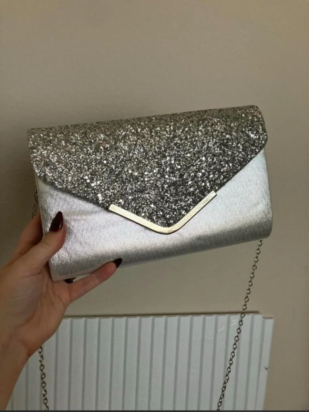 Elegant Silver Glitter Envelope Clutch with Chain